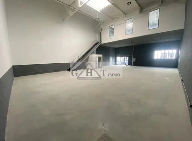 Industrial in Vaux-le-Pénil for lease - Interior Photo - Image 2 of 4