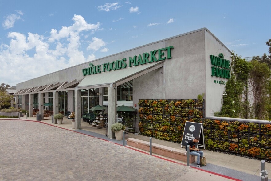 2 Trophy Coastal Whole Foods Properties portfolio of 2 properties for sale on LoopNet.ca - Primary Photo - Image 2 of 6