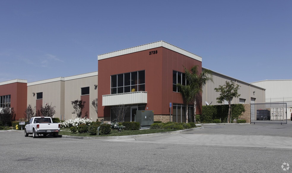 2733 S Vista Ave, Rialto, CA for lease - Primary Photo - Image 1 of 5
