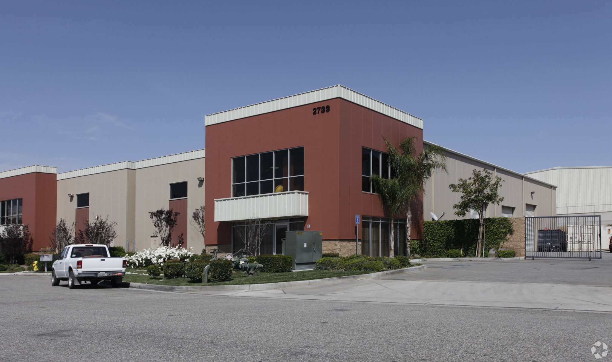2733 S Vista Ave, Rialto, CA for lease Primary Photo- Image 1 of 6