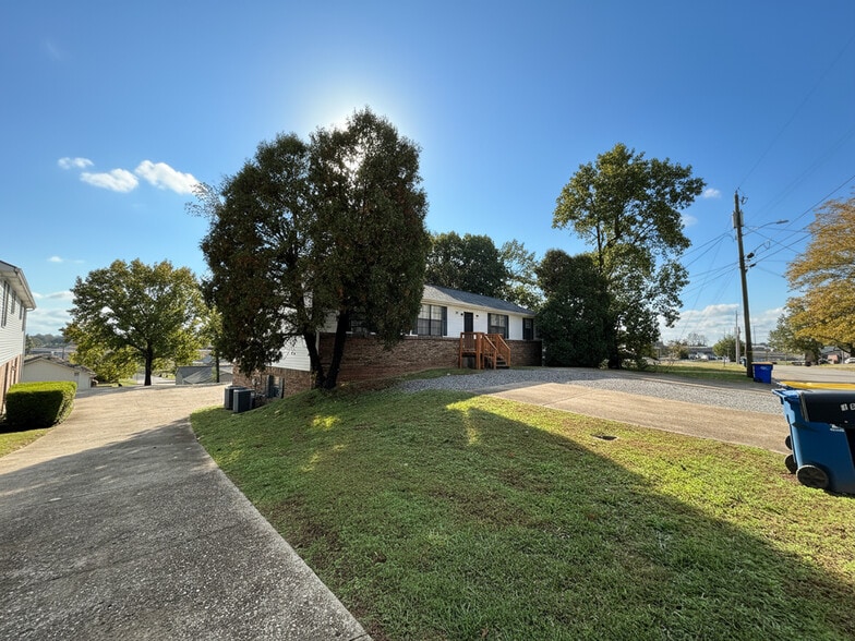 Clarksville Commons portfolio of 8 properties for sale on LoopNet.ca - Building Photo - Image 2 of 15