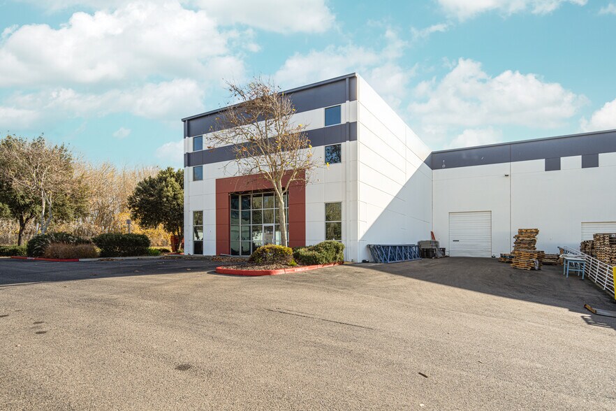 11960 S Harlan Rd, Lathrop, CA à louer - Photo du bâtiment - Image 2 de 16