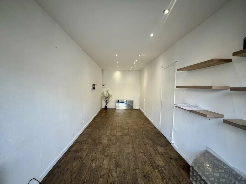 Retail in Venelles for lease - Interior Photo - Image 2 of 3