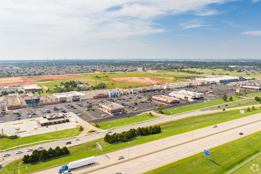 2300 W Memorial Rd, Oklahoma City, OK à louer - Photo du bâtiment - Image 3 de 8