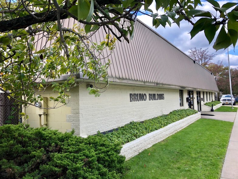 856 Johnson Ave, Ronkonkoma, NY à louer - Photo du bâtiment - Image 2 de 4