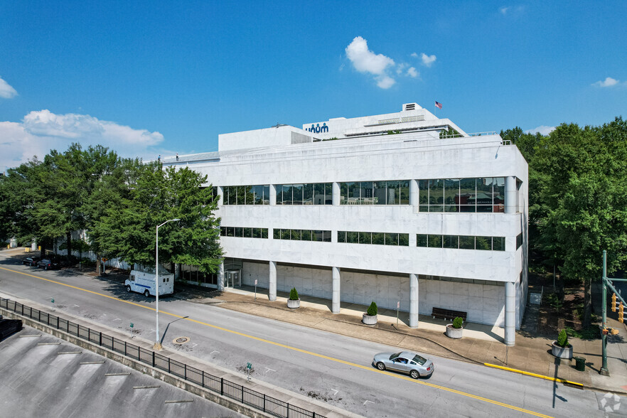 555 Walnut St, Chattanooga, TN for lease - Building Photo - Image 2 of 15