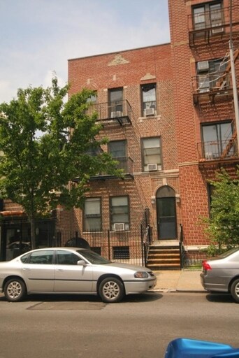 2852 35th St, Astoria, NY à vendre - Photo du bâtiment - Image 2 de 3