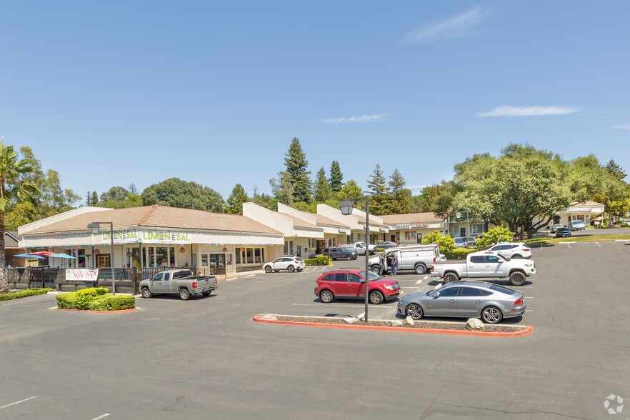 6693 Folsom Auburn Rd, Folsom, CA à louer - Photo du bâtiment - Image 2 de 5