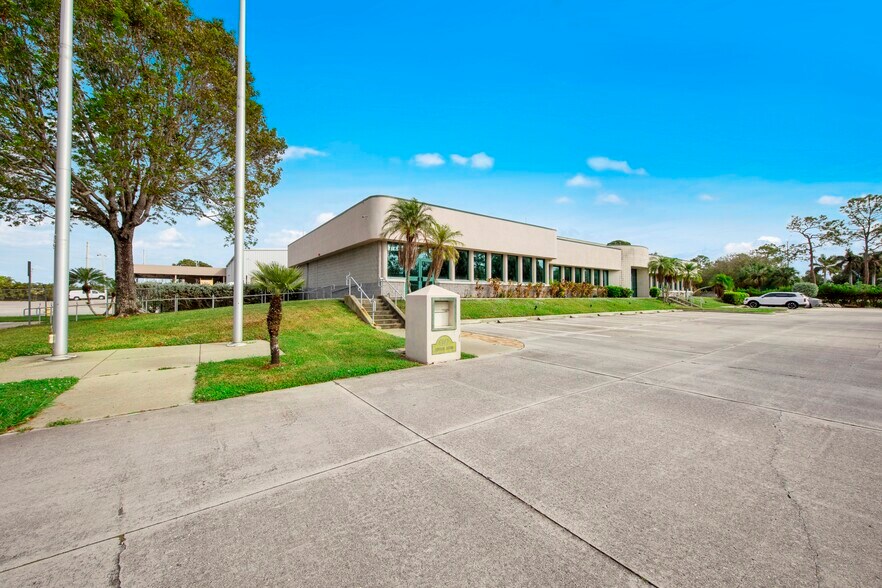 4747 Progress Ave, Naples, FL à vendre - Photo du bâtiment - Image 2 de 20