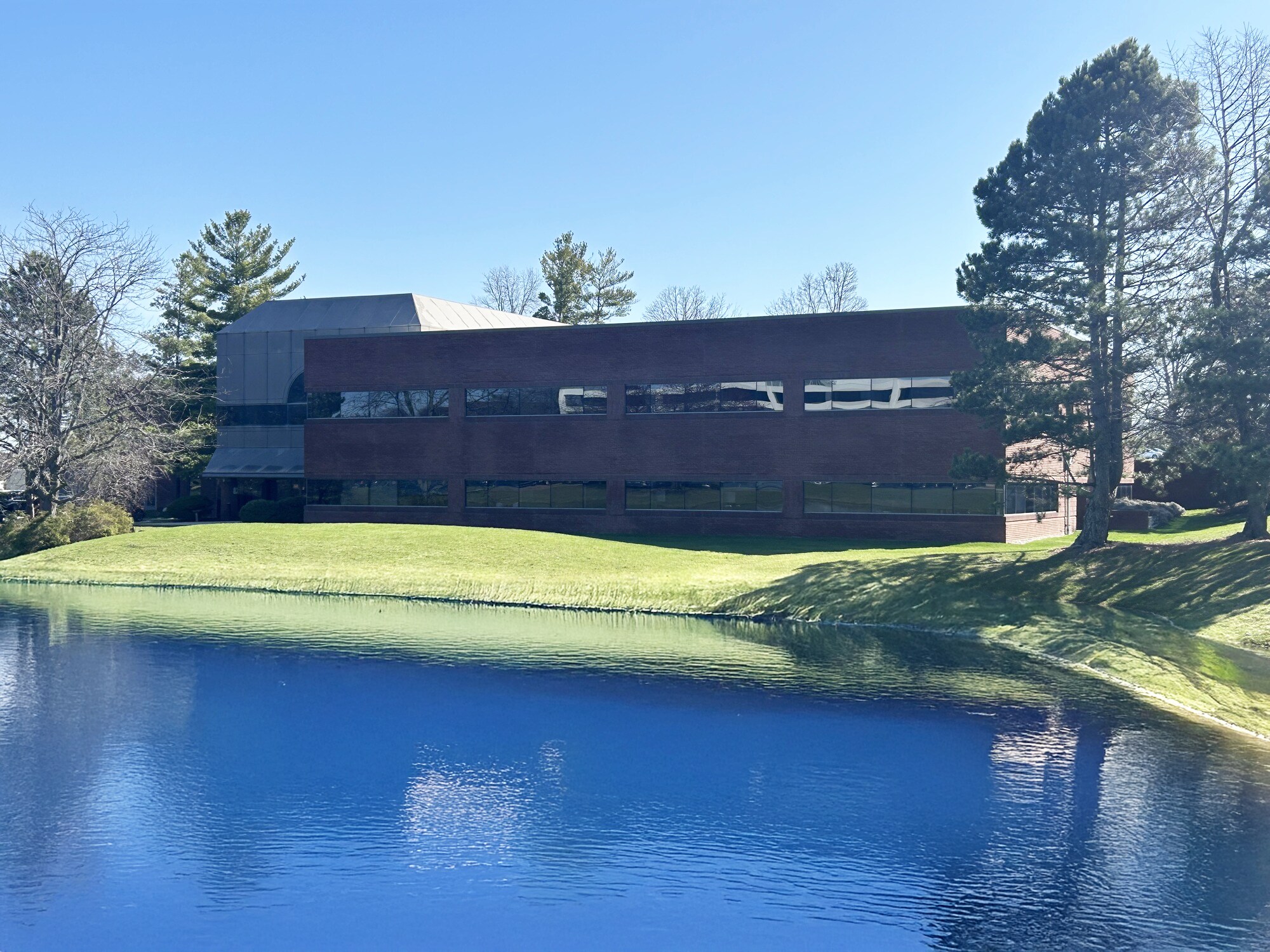 5989 Tahoe Dr SE, Grand Rapids, MI for sale Primary Photo- Image 1 of 38