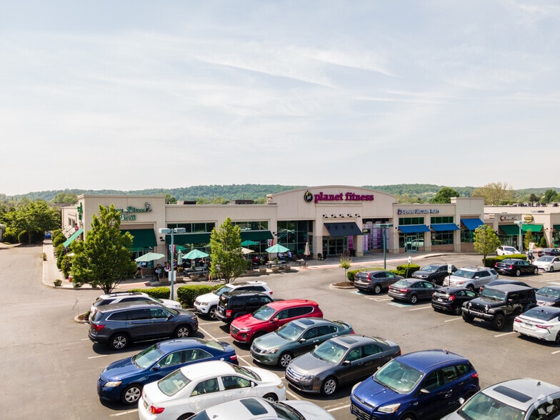 150 E Pennsylvania Ave, Downingtown, PA for lease - Building Photo - Image 3 of 12