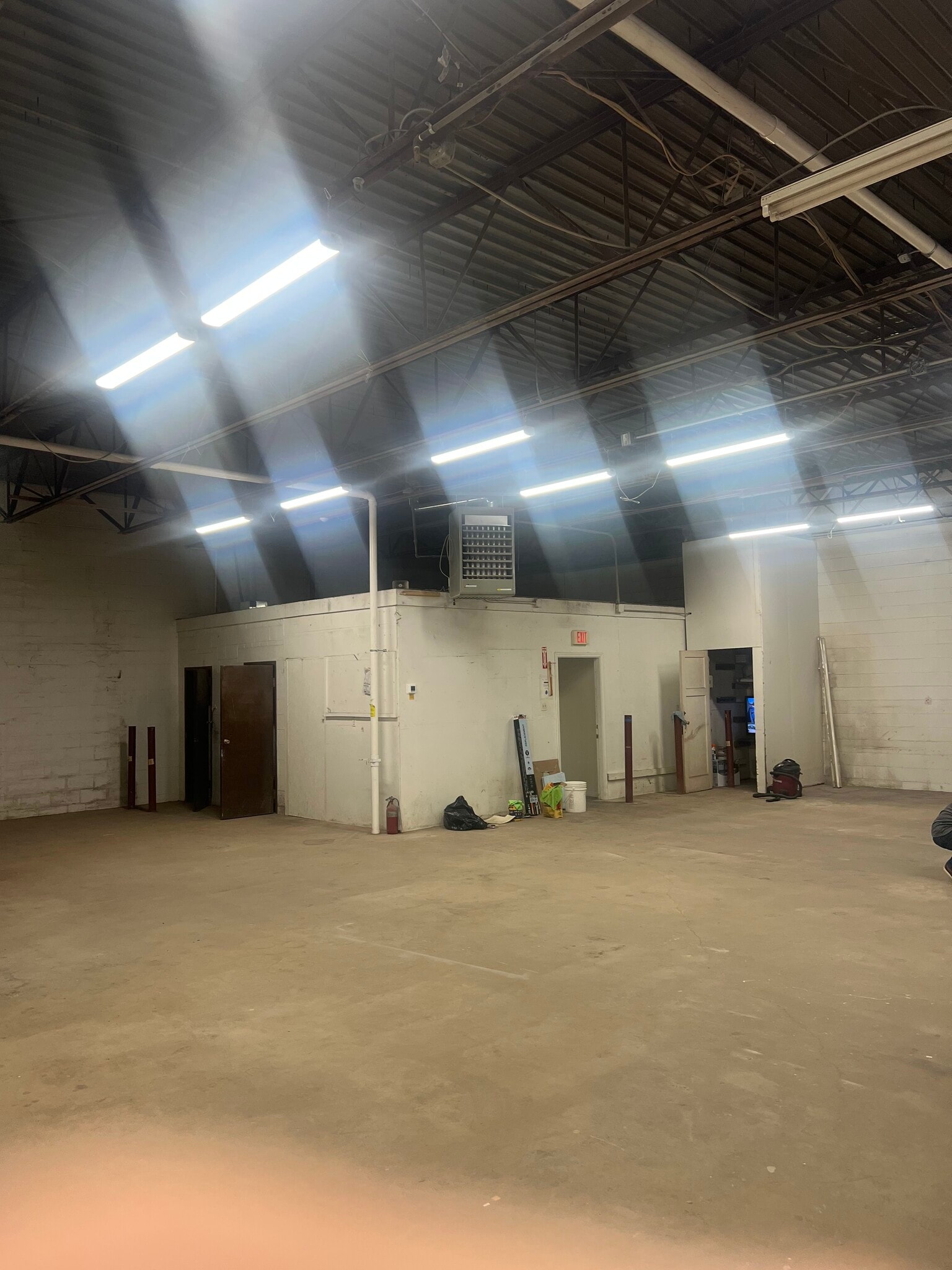 2211 E 44th St, Indianapolis, IN for lease Interior Photo- Image 1 of 5