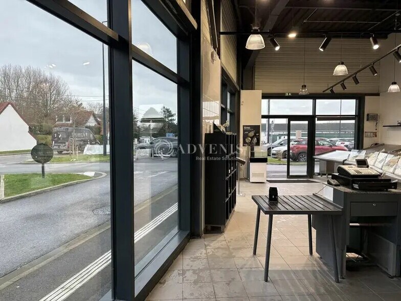 Retail in Cucq for lease - Lobby - Image 3 of 5
