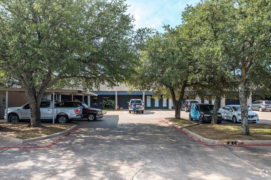 5750 Rufe Snow Dr, North Richland Hills, TX à louer - Photo du bâtiment - Image 3 de 9