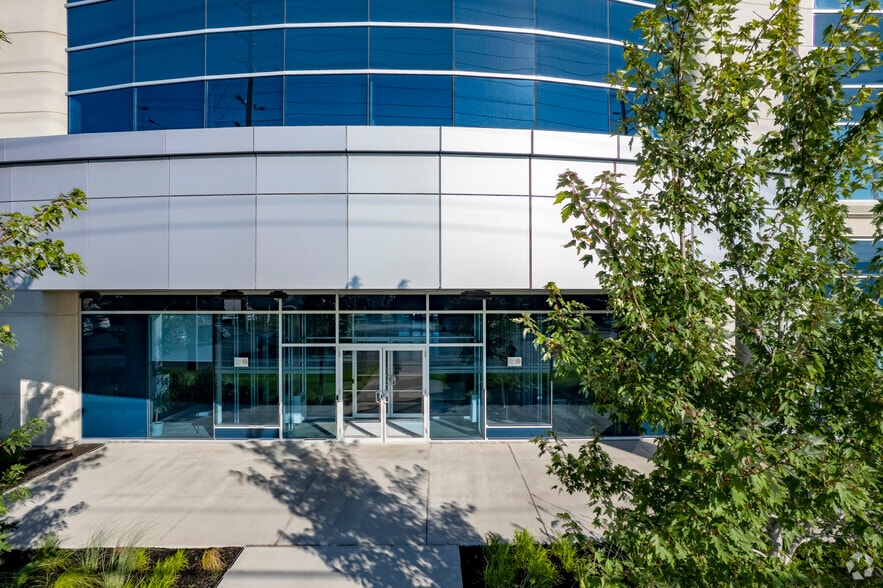 218 Export Blvd, Mississauga, ON à vendre - Photo du bâtiment - Image 3 de 6
