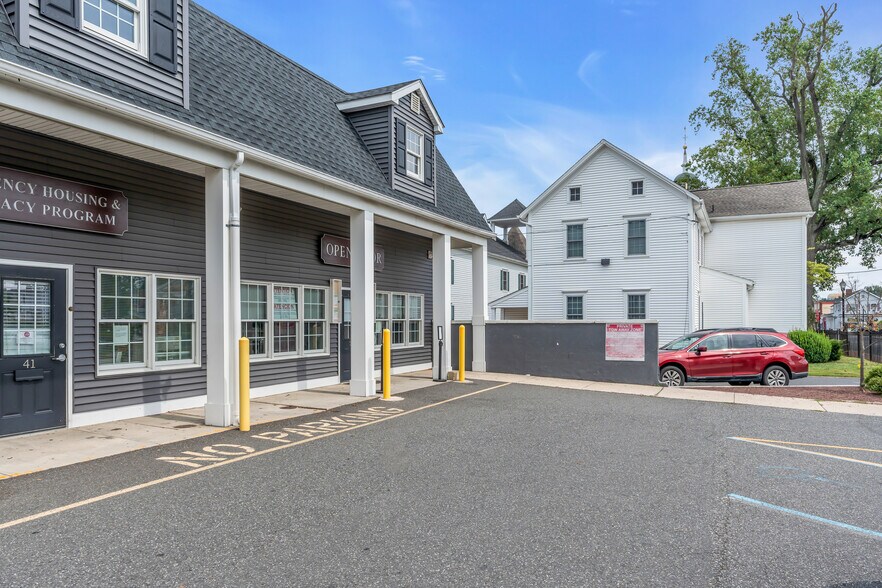 39 Throckmorton St, Freehold, NJ à louer - Photo du bâtiment - Image 2 de 11