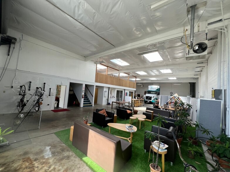 5815 Fremont St, Oakland, CA for lease - Building Photo - Image 3 of 8