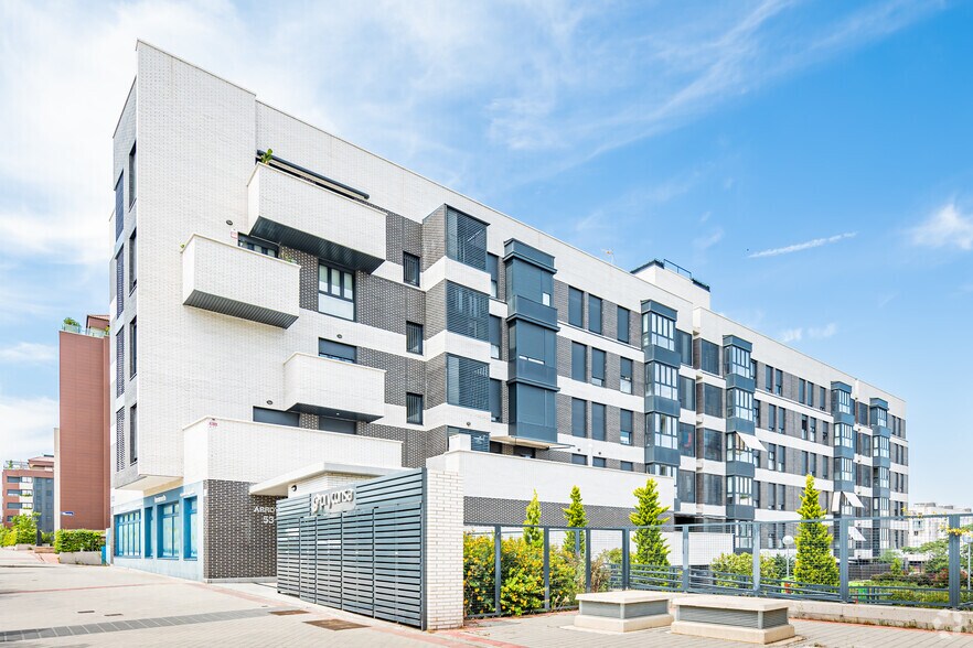 Calle María Montessori, 2, Madrid, Madrid à vendre - Photo du bâtiment - Image 2 de 3