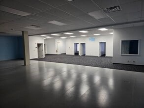 6032 Highview Dr, Fort Wayne, IN for lease Interior Photo- Image 2 of 4