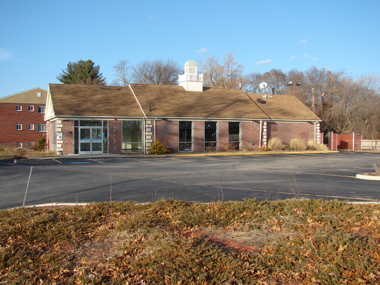 2080 Warwick Ave, Warwick, RI for sale - Building Photo - Image 1 of 1