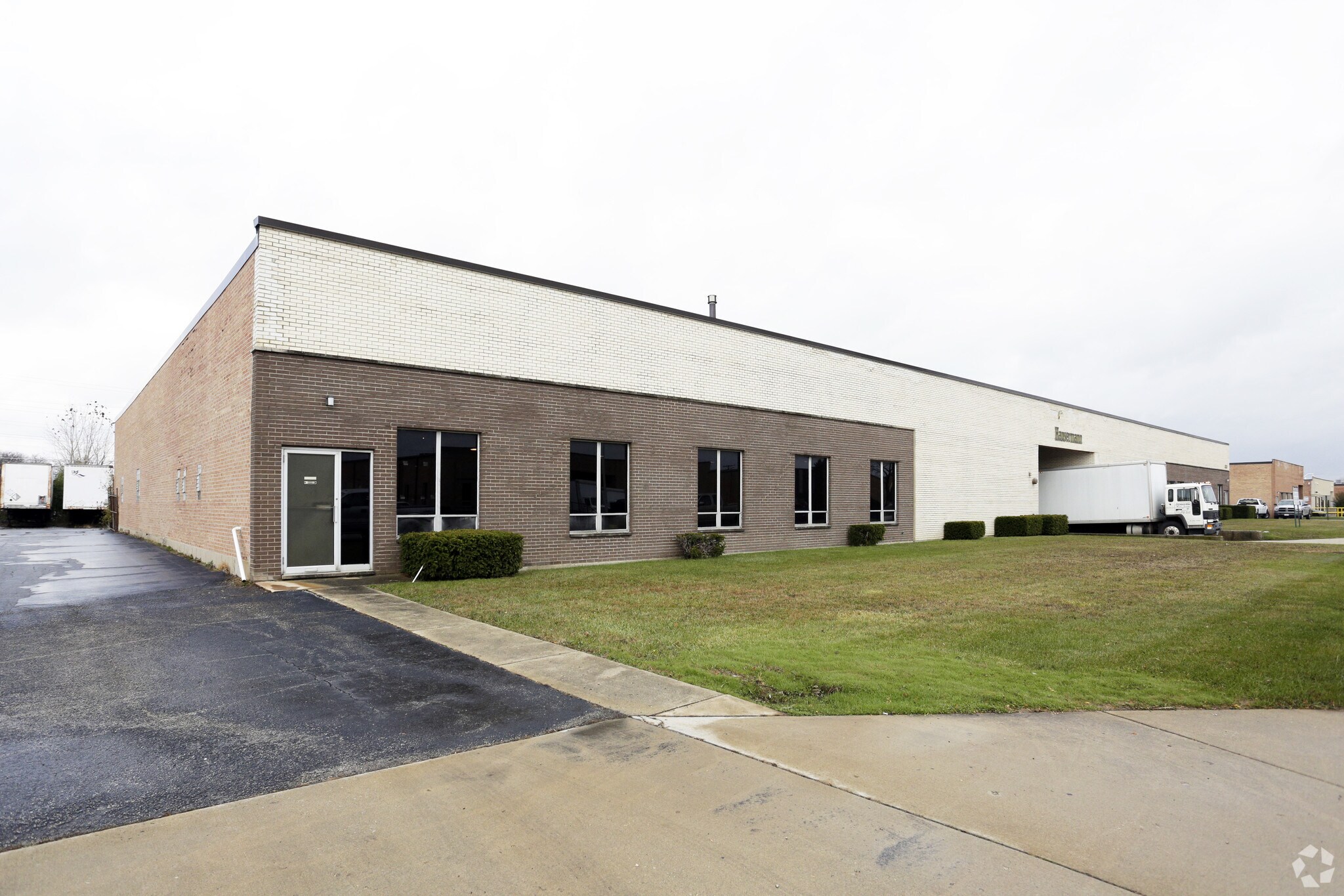 300 W Laura Dr, Addison, IL à louer Photo principale- Image 1 de 8