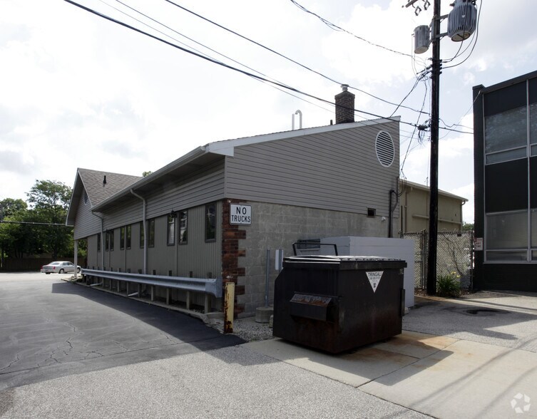 1083 E Maple Rd, Birmingham, MI à louer - Photo du bâtiment - Image 2 de 41