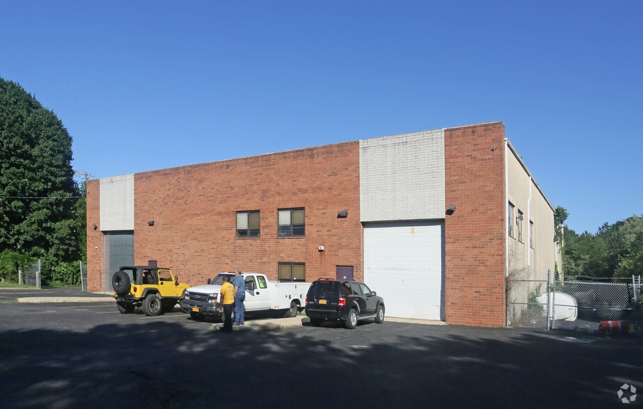 124 Sills Rd, Yaphank, NY for sale - Building Photo - Image 3 of 4