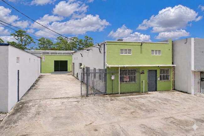 More details for 7525 NE 3rd Pl, Miami, FL - Industrial for Lease