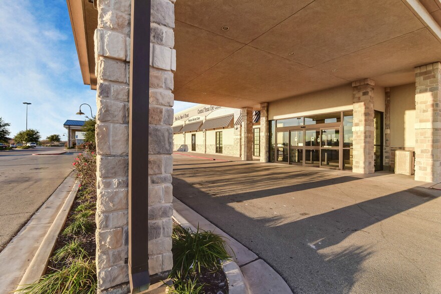 601 W State Highway 6, Waco, TX à louer - Photo du bâtiment - Image 3 de 4