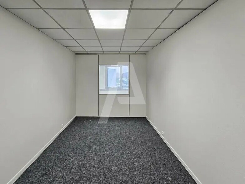 Office in Massy for lease - Interior Photo - Image 3 of 6