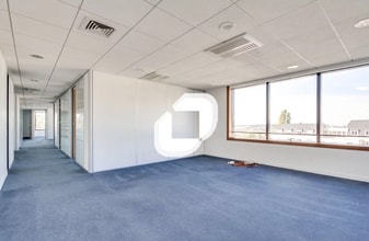 Office in Noisy-le-Grand for lease Interior Photo- Image 2 of 4