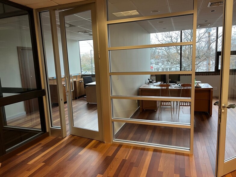 10 Maple St, Port Washington, NY for sale - Interior Photo - Image 1 of 12