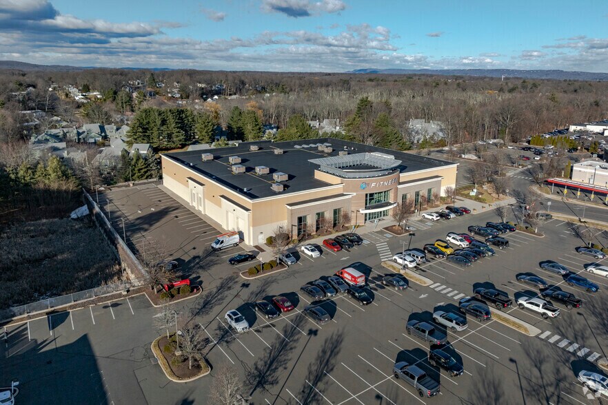 1379 Farmington Ave, Bristol, CT à vendre - Aérien - Image 3 de 13