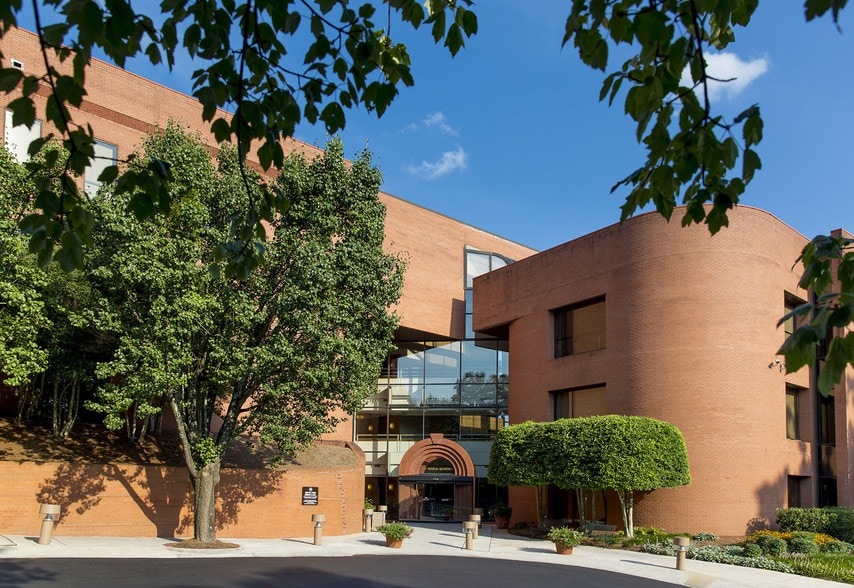 5555 Peachtree Dunwoody Rd NE, Atlanta, GA for lease - Building Photo - Image 1 of 15