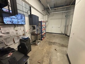 240 NW 25th St, Miami, FL for lease Interior Photo- Image 1 of 10