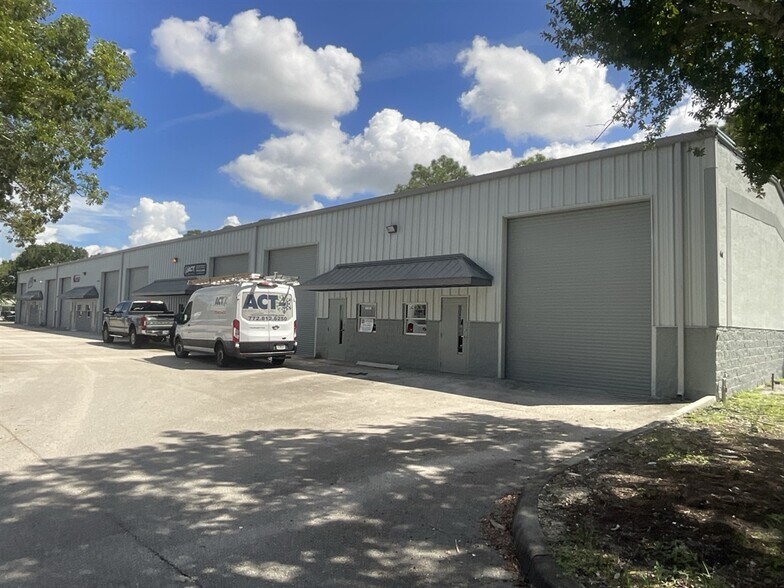 460 NW Concourse Pl, Port Saint Lucie, FL à louer - Photo du bâtiment - Image 2 de 9