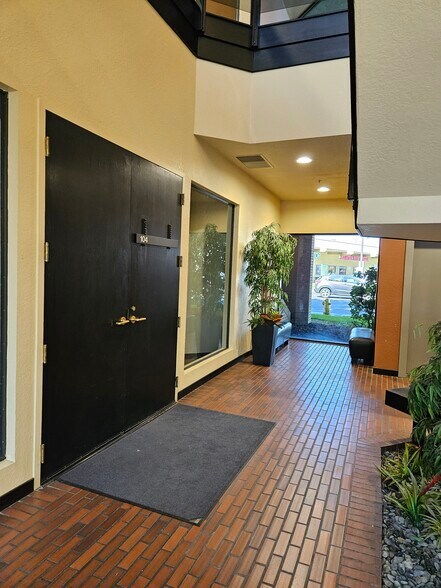 1200 E Orangeburg Ave, Modesto, CA à louer - Photo du bâtiment - Image 3 de 7