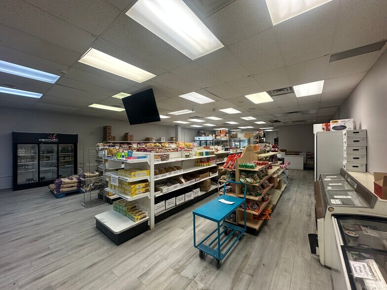 3303 118 Ave Nw, Edmonton, AB à louer - Photo du bâtiment - Image 3 de 8