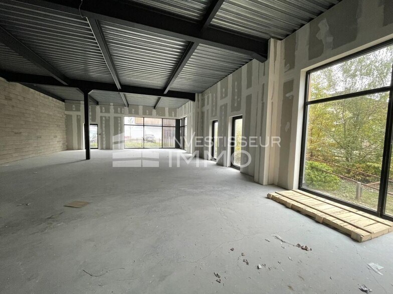 Retail in Servon for lease - Building Photo - Image 3 of 9