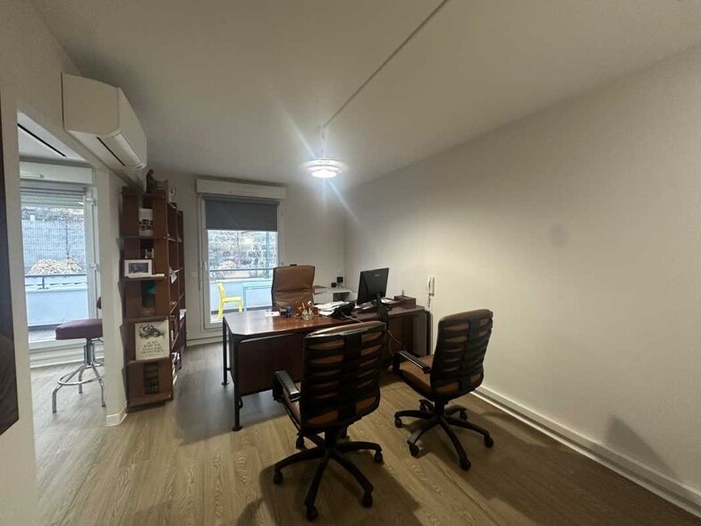 Flex in Le Bouscat for sale - Building Photo - Image 2 of 6