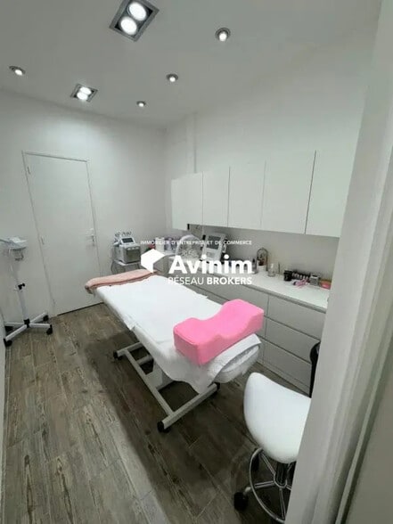 Retail in Paris for lease - Interior Photo - Image 2 of 2