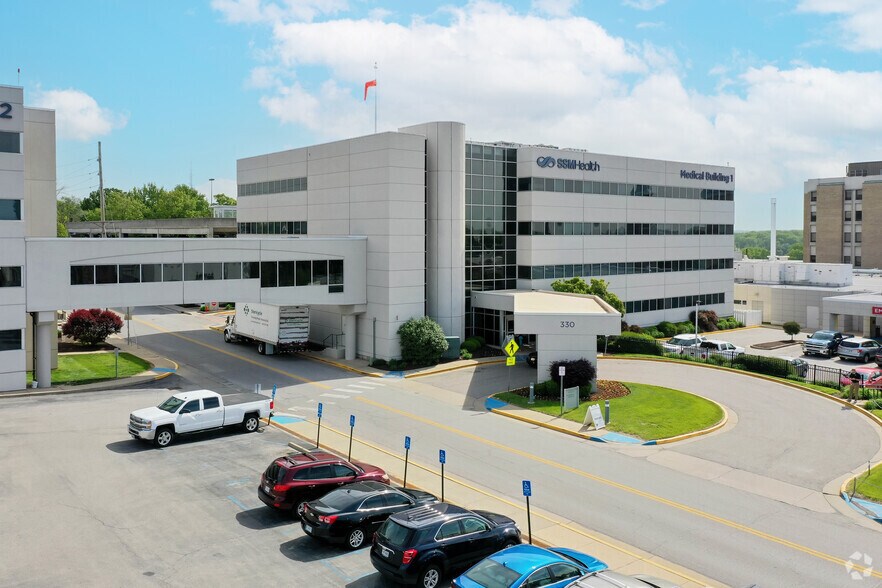 400 First Capitol Dr, Saint Charles, MO à louer - Photo principale - Image 1 de 6