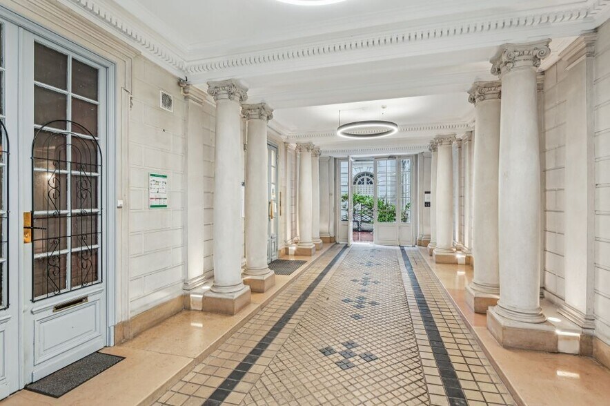 17 Rue De Miromesnil, Paris for lease - Lobby - Image 2 of 9