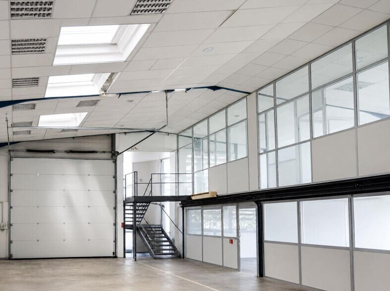 Industrial in Saint-Fons for lease - Interior Photo - Image 1 of 6