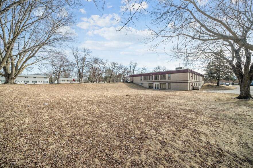 309 Jefferson Ave SW, Watertown, MN à louer - Photo du bâtiment - Image 3 de 5
