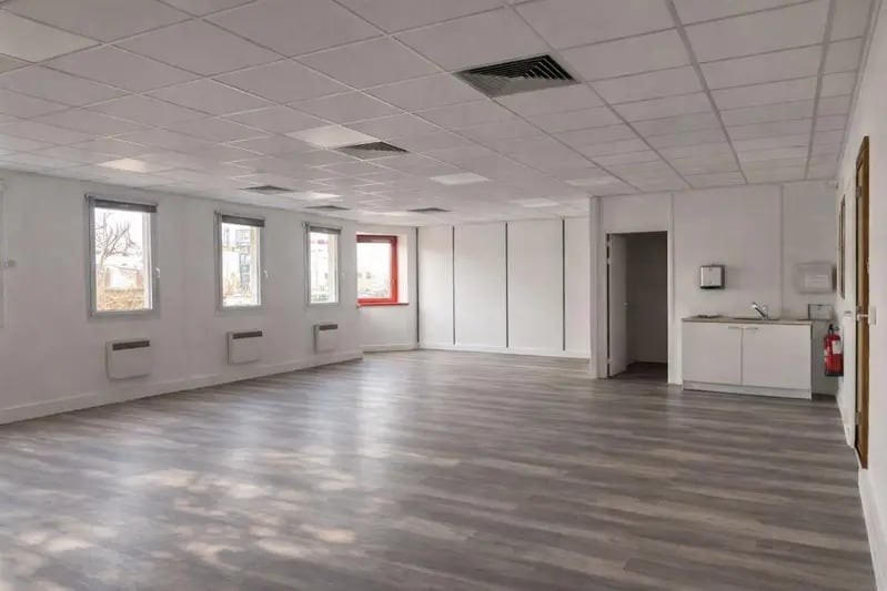 Office in Lyon for lease - Building Photo - Image 1 of 6