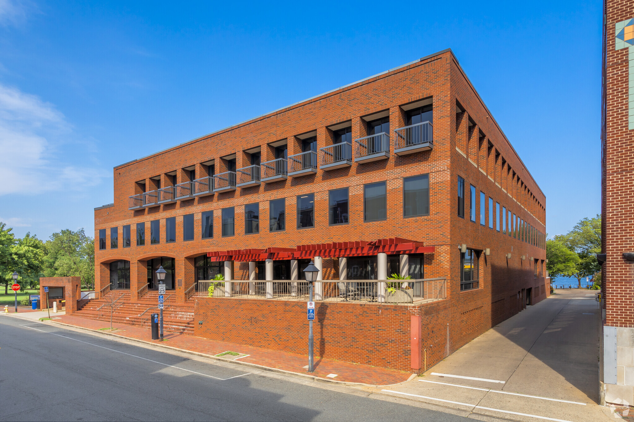 211 N Union St, Alexandria, VA for lease Building Photo- Image 1 of 4