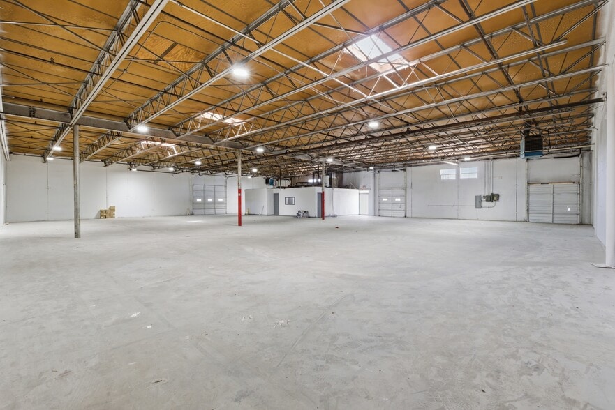 13908-13910 Distribution Way, Farmers Branch, TX for lease - Interior Photo - Image 2 of 9