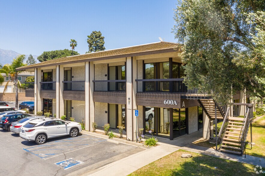 600 N Mountain Ave, Upland, CA à louer - Photo du bâtiment - Image 2 de 19