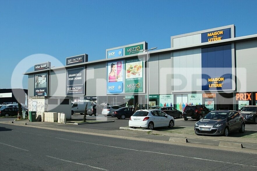 Retail in Sainte-Geneviève-des-Bois for lease - Building Photo - Image 3 of 3